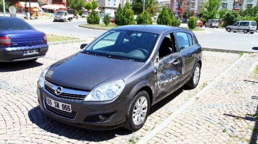 Tren Otomobile &Ccedil;arptı: 1 Yaralı