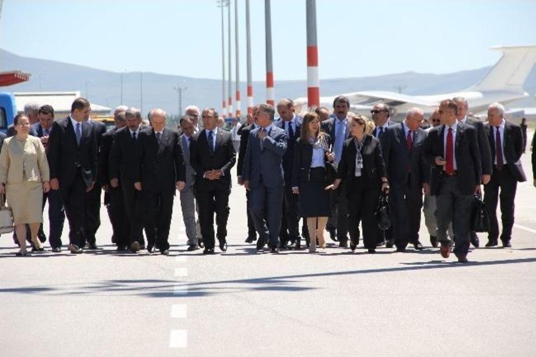Bah&ccedil;eli, &ldquo;vur De Vuralım, &Ouml;l De &Ouml;lelim&rdquo; Sloganlarıyla Karşılandı