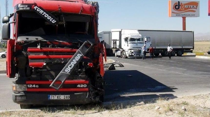 Tırlar &Ccedil;arpıştı: 2 Yaralı