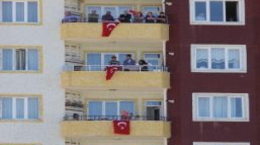 Başbakan Erdoğan’ın Erzurum Mitingi Öncesi Apartmanlar Türk Bayrağıyla Donatıldı