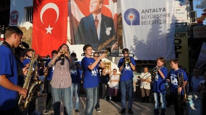 Şemsiyelerle Renklendirilen Sokağa Renkli A&ccedil;ılış