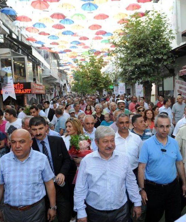 Şemsiyelerle Renklendirilen Sokağa Renkli Açılış