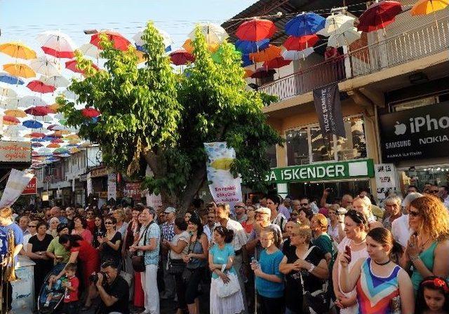 Şemsiyelerle Renklendirilen Sokağa Renkli Açılış