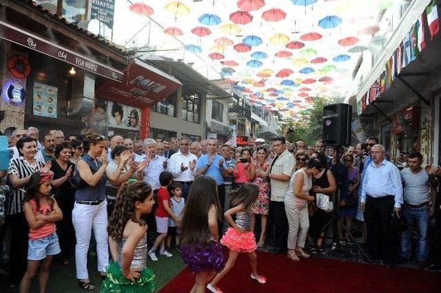 Şemsiyelerle Renklendirilen Sokağa Renkli Açılış