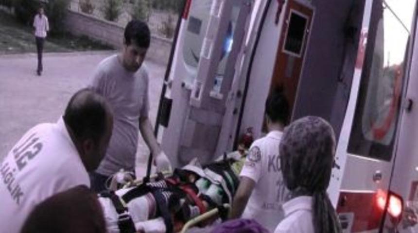 Otomobil Patos Makinasına &Ccedil;arptı: 4 Yaralı