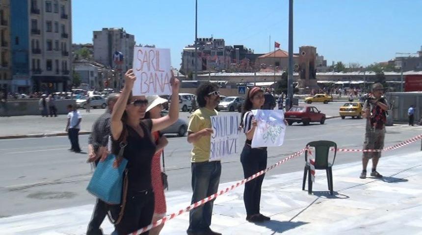 Polisler &lsquo;sarıl Bana&rsquo; Pankartına Aldırış Etmedi