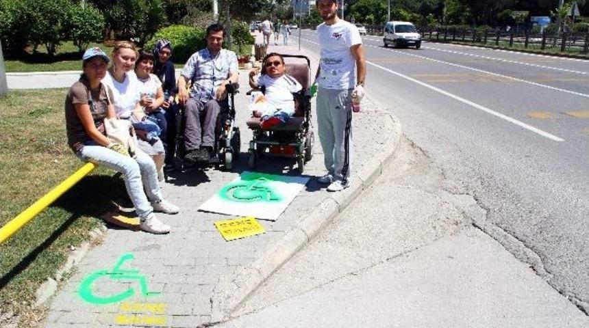 Kaldırım Rampaları Engelliler Adına Boyanıyor