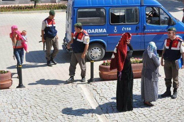 Kucağında Bebeğiyle Cezaevine Gönderildi