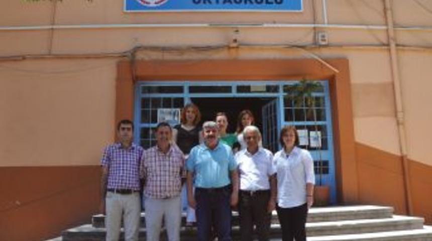 Yıkılacak Okulun &Ouml;n&uuml;nde Son Fotoğraf