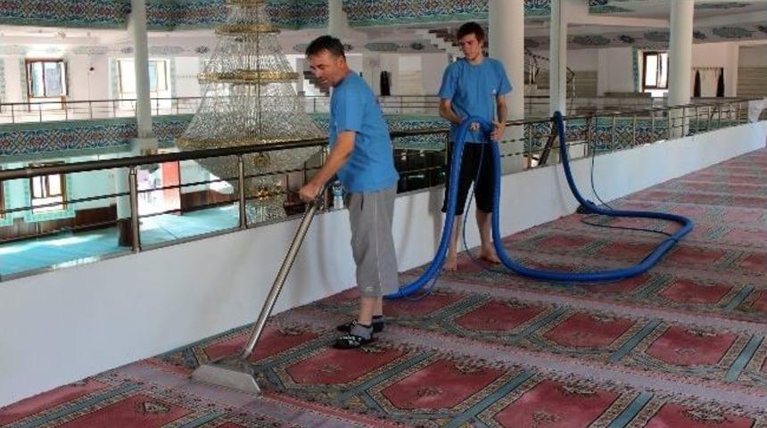 Ramazan &Ouml;ncesi Camilerde Temizlik