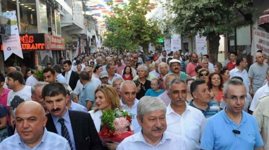 Bu Caddeyi Şemsiyeler G&ouml;lgeliyor