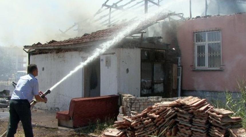 Ot Yangını Evi K&uuml;l Etti