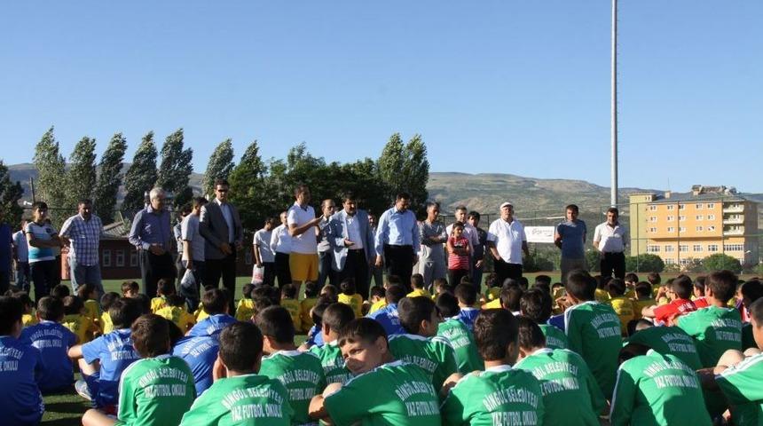 Bing&ouml;l'de Yaz Futbol Okulu &Ouml;ğrencileri &Ccedil;alışmalara Başladı