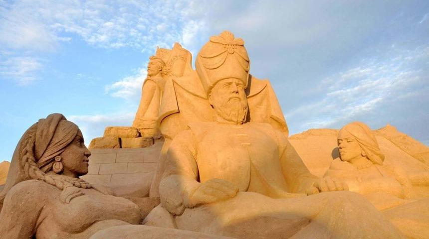 Kum Heykelleri 20 G&uuml;nde 50 Bin Kişi Ziyaret Etti