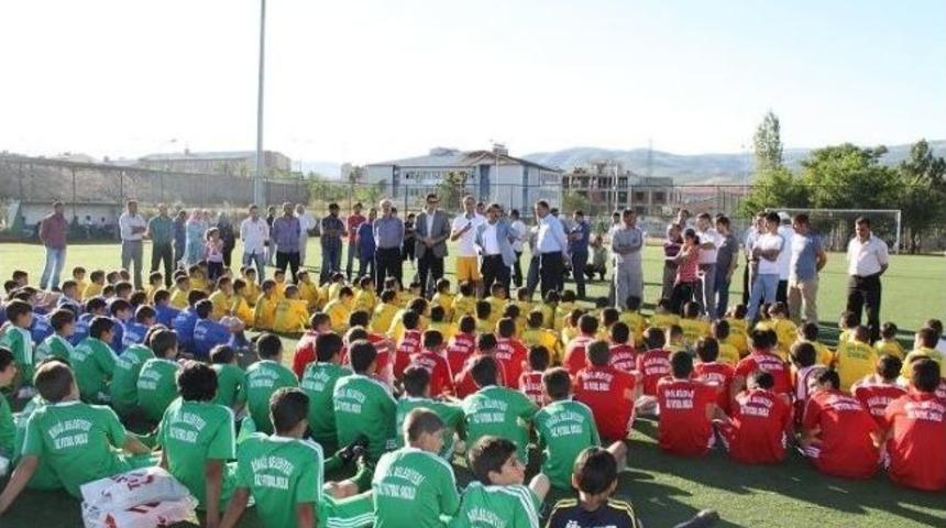 Bing&ouml;l&rsquo;de '5. Geleneksel Yaz Futbol Okulu' A&ccedil;ıldı