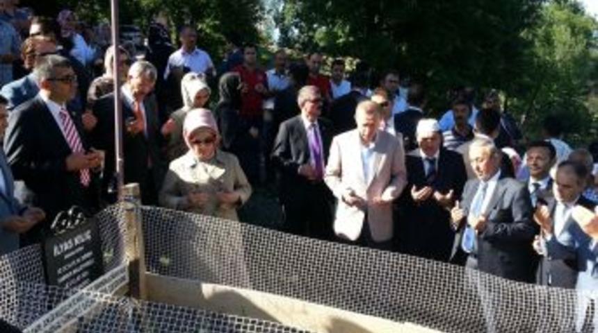 Başbakan Samsun'da Eski CHP Milletvekilinin Mezarını Ziyaret Etti