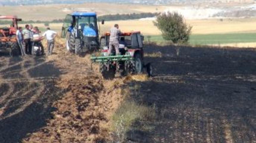Yangında Tonlarca Hububat Tarlada K&uuml;l Oldu