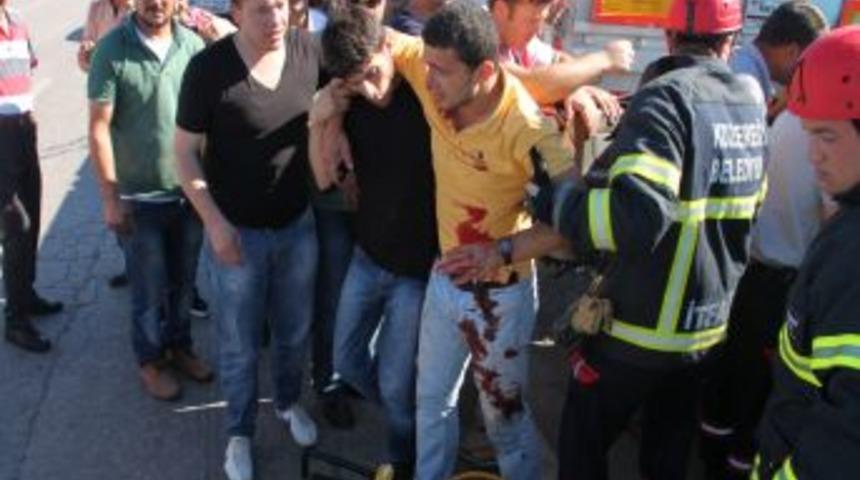 TIR&rsquo;a Arkadan &Ccedil;arpan Kamyonetteki 3 Kişi Yaralandı