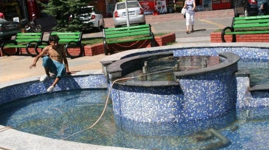 Sıcaktan Bunalan &Ccedil;ocuklar S&uuml;s Havuzunda Serinliyorlar