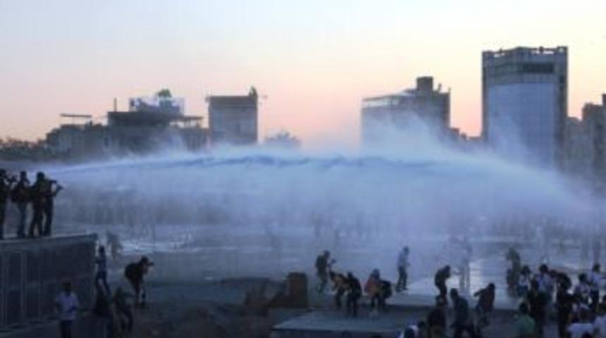 Taksim'de Dağılmayan Gruba Polis M&uuml;dahale Etti