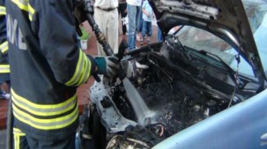 Hareket Halindeki Otomobilin Motor Kısmı Yandı