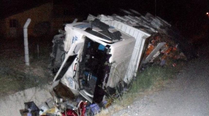 Gediz'de trafik kazası: 2 &ouml;l&uuml;