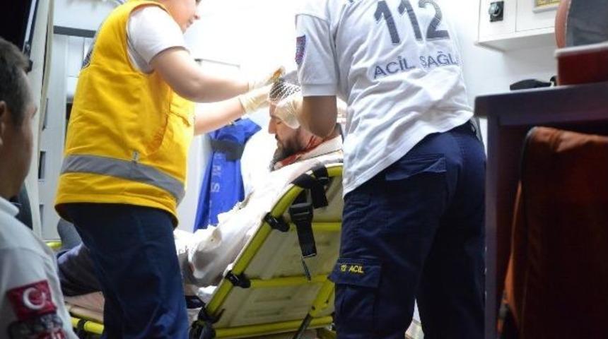 Turgutlu&rsquo;da Bı&ccedil;aklı Kavga: 2 Yaralı