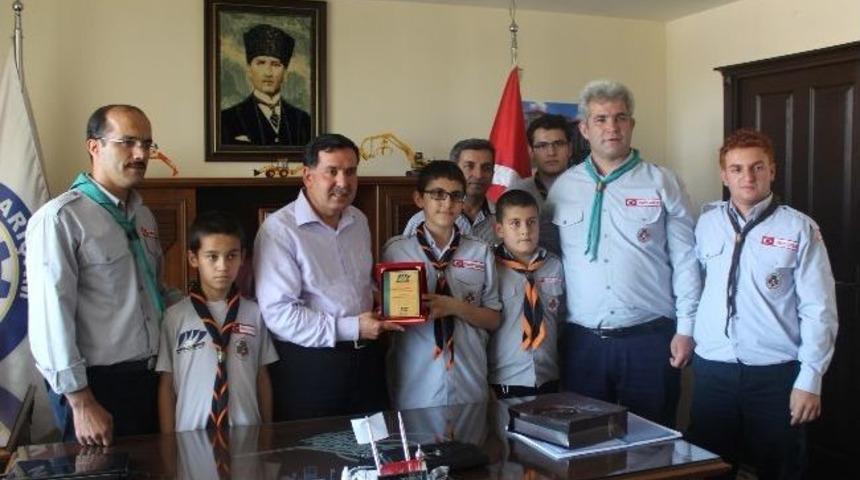 İzcilerden Başkan Zenbilci&rsquo;ye Teşekk&uuml;r Plaketi