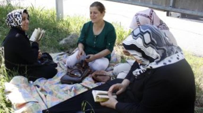 &Ccedil;ocuklar Sınava Girdi, Anneler Dua Etti