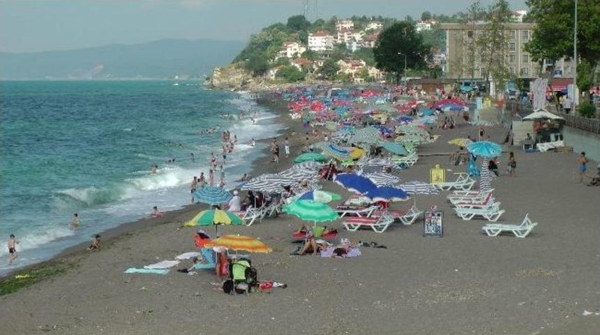 Tatilciler Karadeniz'in Serin Sularına Akın Etti