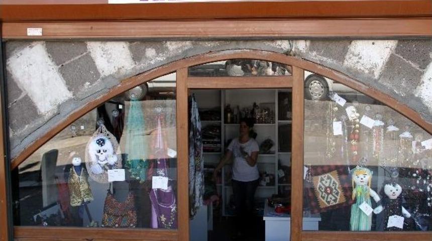 (&ouml;zel Haber) &Uuml;rettikleri Y&ouml;resel Kıyafetleri Satarak Aile B&uuml;t&ccedil;esine Katkı Sağlıyorlar