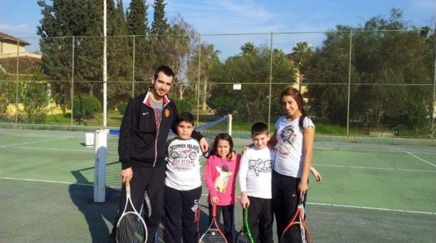 Başkan Alıcık'a Tenis Raketi Ve Top Hediye Edildi