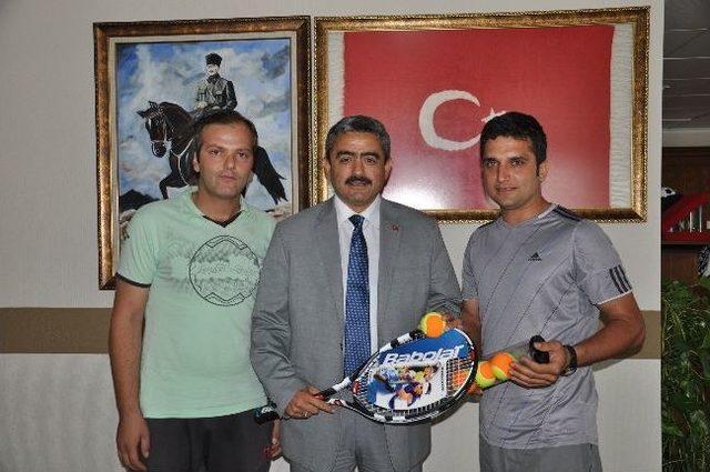 Başkan Alıcık'a Tenis Raketi Ve Top Hediye Edildi