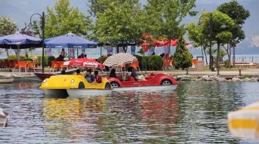 Arap Turistlerin En G&ouml;zde Eğlencesi G&ouml;l Bisikleti