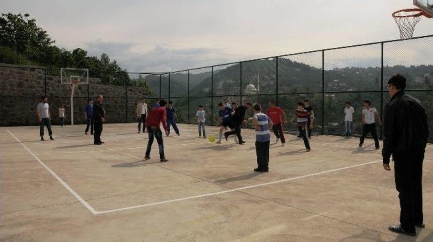 Sevgi Evi&rsquo;nde, G&ouml;n&uuml;ll&uuml; Kucaklaşma