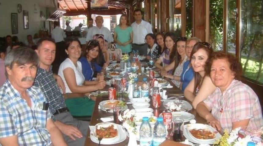 &Ouml;ğretmenler Arkadaşları İ&ccedil;in Veda Yemeği D&uuml;zenledi