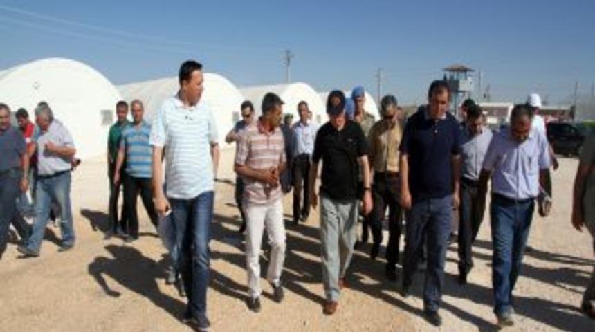 Vali Cengiz, Midyat&rsquo;ta Suriyeli M&uuml;lteciler I&ccedil;in Kurulan &Ccedil;adır Kenti Ziyaret Etti