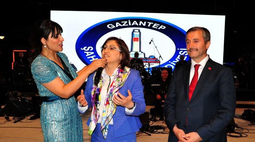 Bakan Fatma Şahin, T&uuml;rk&uuml; S&ouml;yleyip Halay &Ccedil;ekti