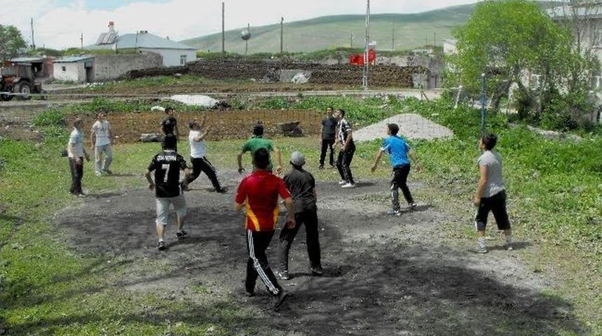 Kahvehanelere 'voleybol'lu Protesto