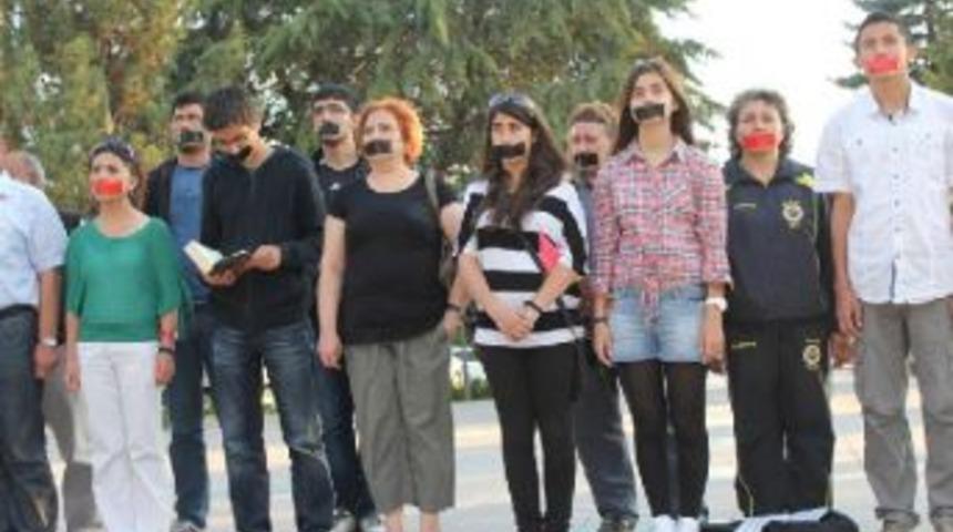 Çorum'da duran adamlar ağızlarını bantladılar