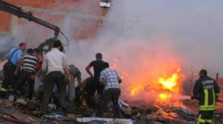 Atık kağıt toplama alanında yangın