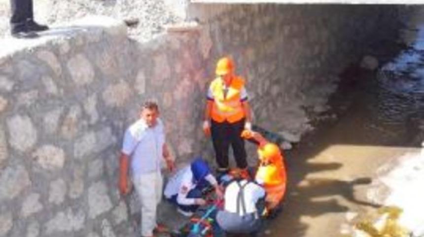 Dereye d&uuml;şen adam kurtarıldı