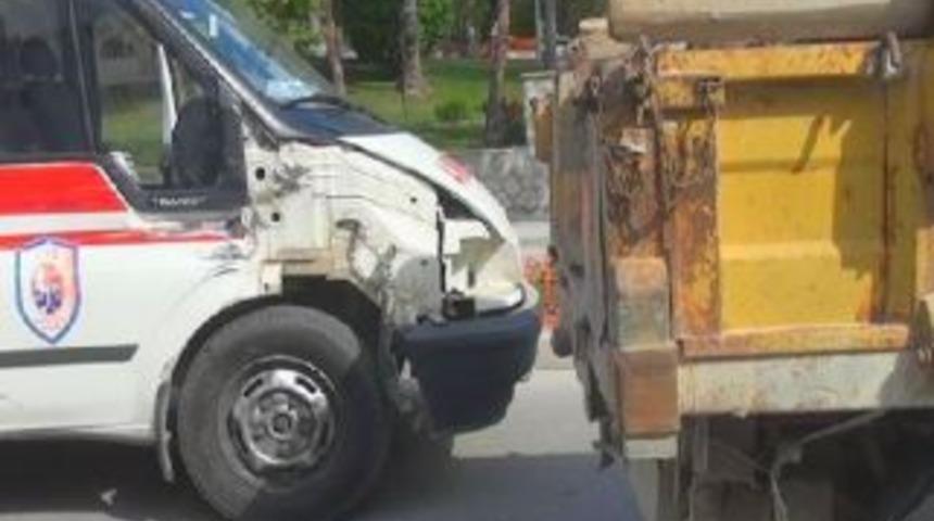 Ambulans kaza yaptı