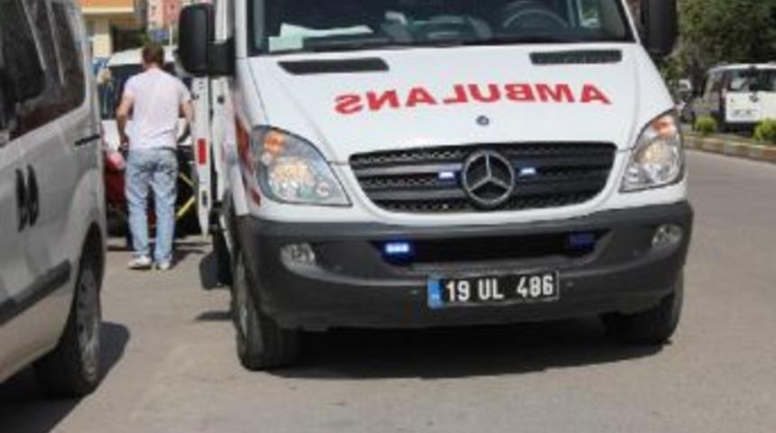 Bı&ccedil;aklanan kuaf&ouml;r y&uuml;r&uuml;yerek acil servise gitti