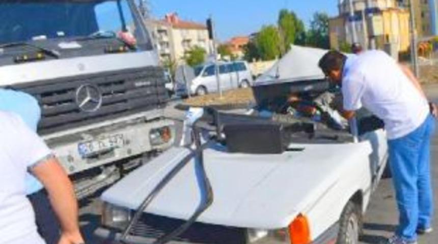 TIR ile otomobil &ccedil;arpıştı: 1 yaralı