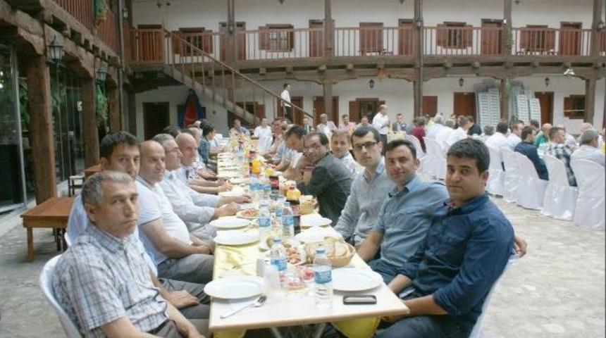 Tayini Çıkan Cezaevi Personeline Veda Yemeği