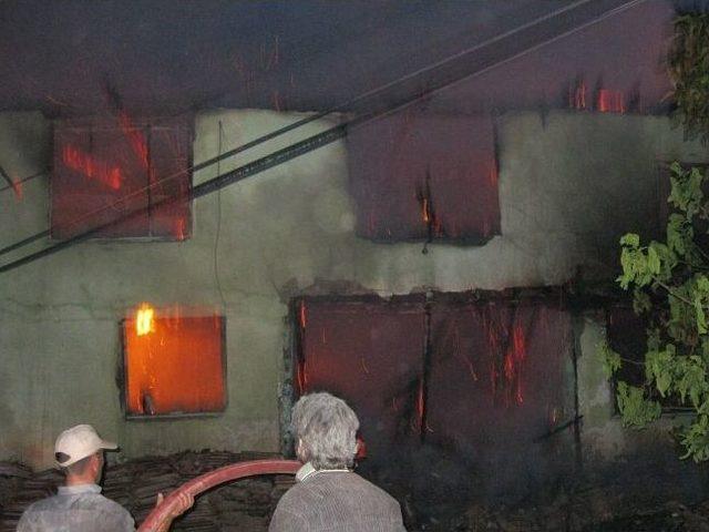 Bursa da İki Katlı Ev K&uuml;l Oldu 1