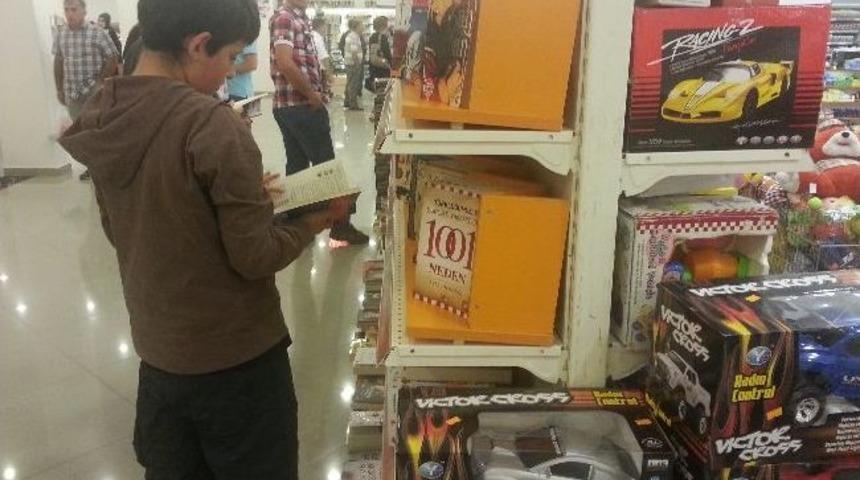 Seyahate &Ccedil;ıkan &Ccedil;ocuklar Oyuncak Yerine Kitapları Tercih Ediyor