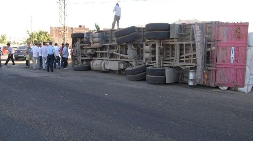 Saman Y&uuml;kl&uuml; Kamyon Devrildi: 6 Yaralı