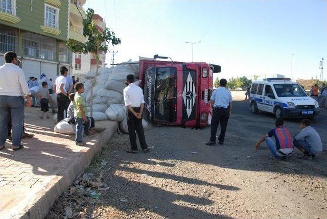 Saman Yüklü Kamyon Devrildi: 6 Yaralı